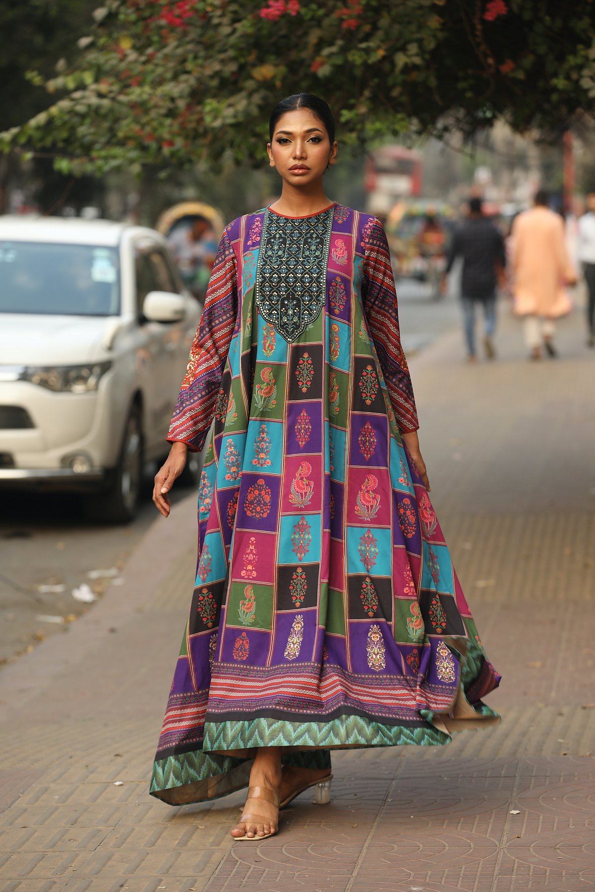 এবার ঈদে এ ধরনের লম্বা কাটের পোশাক জনপ্রিয়তা পেয়েছে