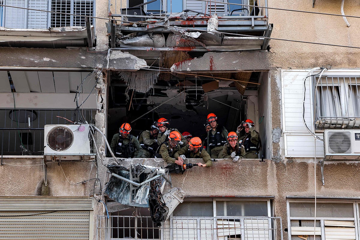 ইরানের হামলায় ক্ষতিগ্রস্ত ভবনে ইসরায়েলি নিরাপত্তা বাহিনীর সদস্যরা। তেল আবিব, ইসরায়েল, ১৫ মার্চ ২০২৬