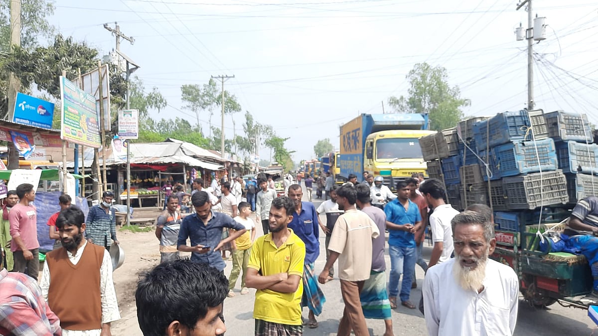 গাইবান্ধার পলাশবাড়ীতে ভিজিএফের চাল না পেয়ে সড়ক অবরোধ করেন একদল লোক। আজ দুপুর সাড়ে ১২টার দিকে গাইবান্ধা-পলাশবাড়ী সড়কের মহদিপুর ইউনিয়নের ঠুটিয়াপাকুর বাজার এলাকায়