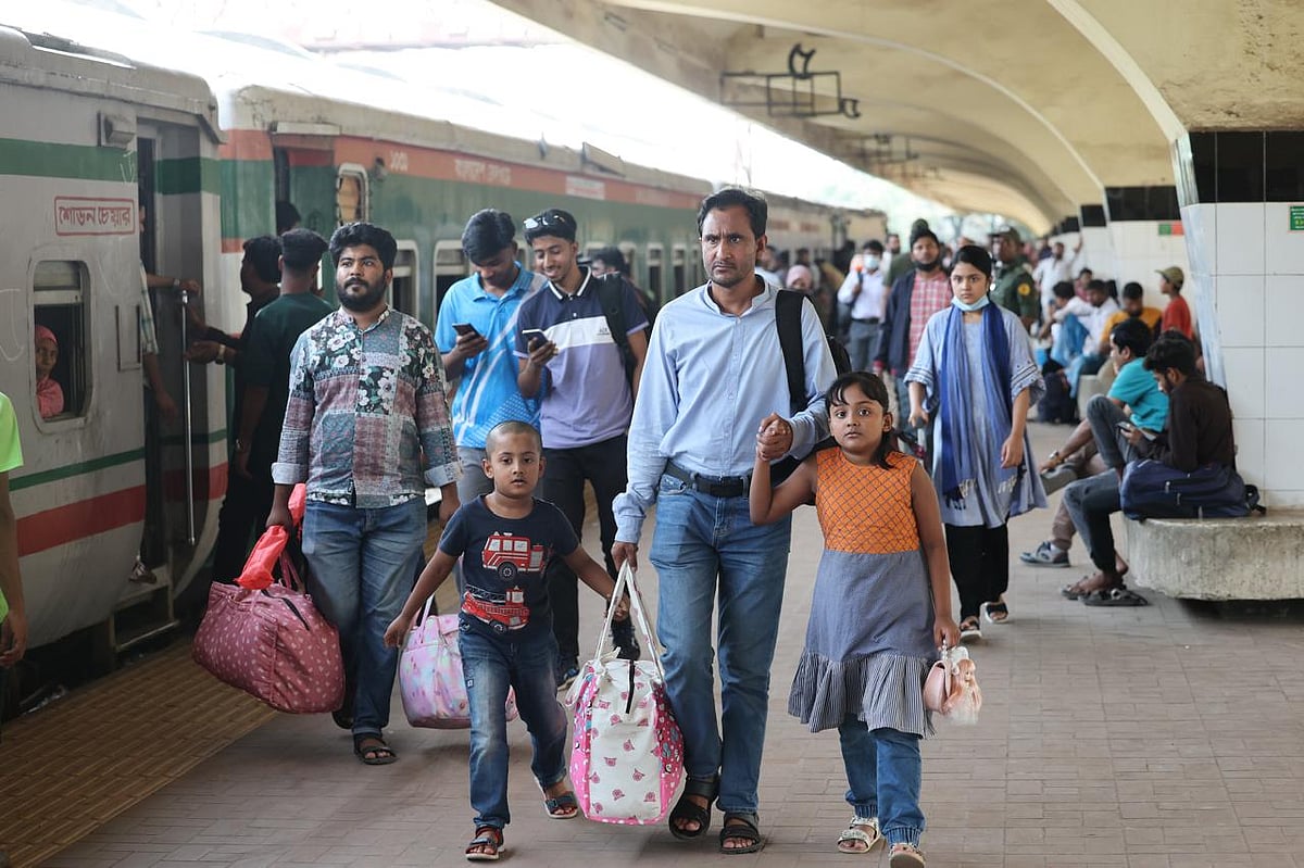 পবিত্র ঈদুল ফিতর সামনে রেখে গ্রামের উদ্দেশে ঢাকা ছাড়তে শুরু করেছে মানুষ। কমলাপুর রেল স্টেশন, ঢাকা, ২৬ মার্চ