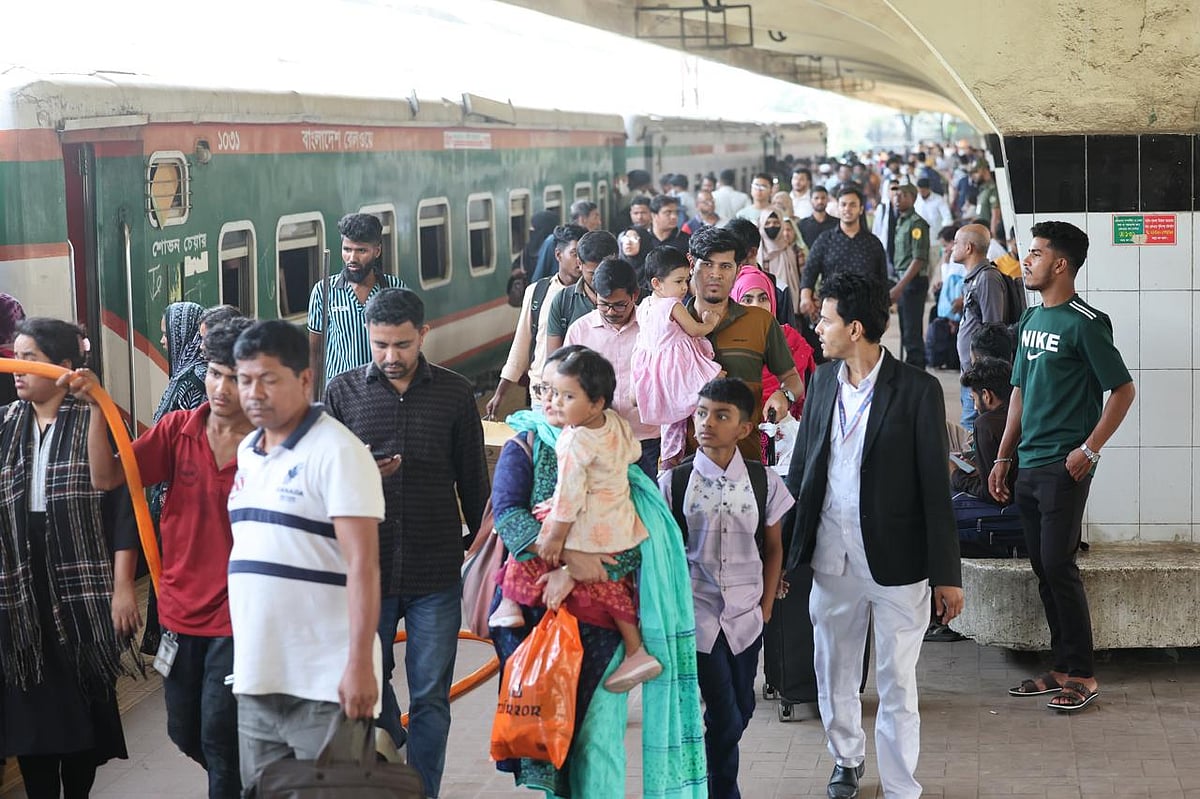 প্ল্যাটফর্মে ঈদে ঘরমুখো মানুষে ভিড়। ঢাকার কমলাপুর রেলওয়ে স্টেশন, ১৬ মার্চ