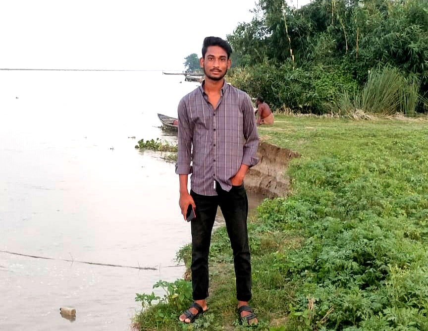 মামুনুর রশিদ: নদীর ওপার থেকে শিক্ষার আলো ছড়ানোর স্বপ্নে এগিয়ে চলা এক তরুণ