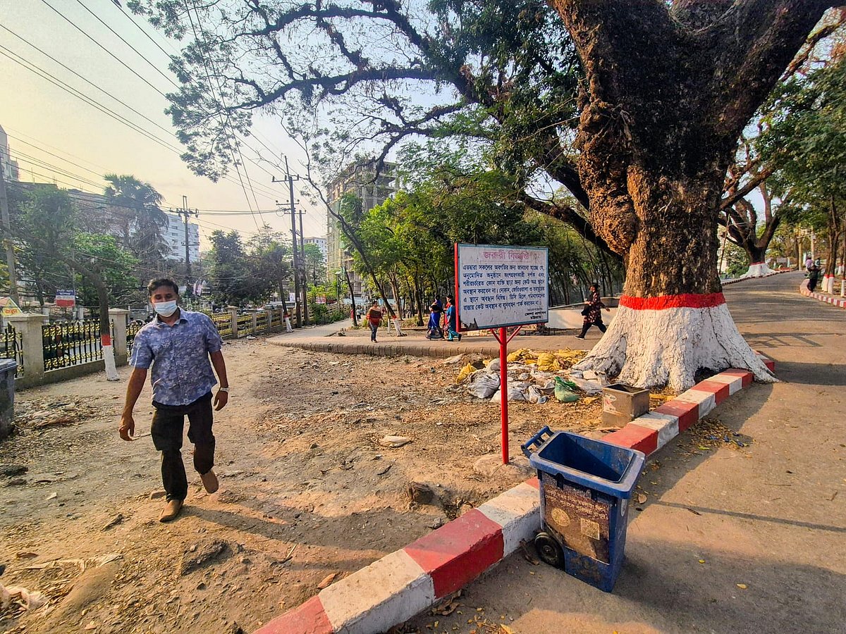 এক সময়ে এই খোলা জায়গাটি নানারকম বৃক্ষশোভিত ছিল। ১৪ মার্চ শনিবার বিকেলে তোলা। 