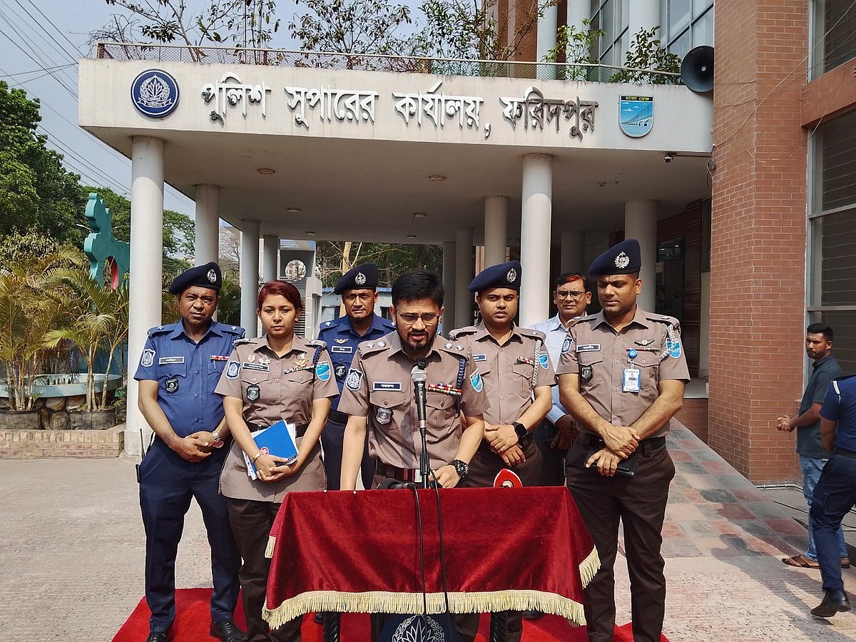 সংবাদ সম্মেলনে বক্তব্য দেন ফরিদপুরের পুলিশ সুপার নজরুল ইসলাম। আজ সোমবার দুপুরে ফরিদপুর পুলিশ সুপারের কার্যালয় চত্বরে