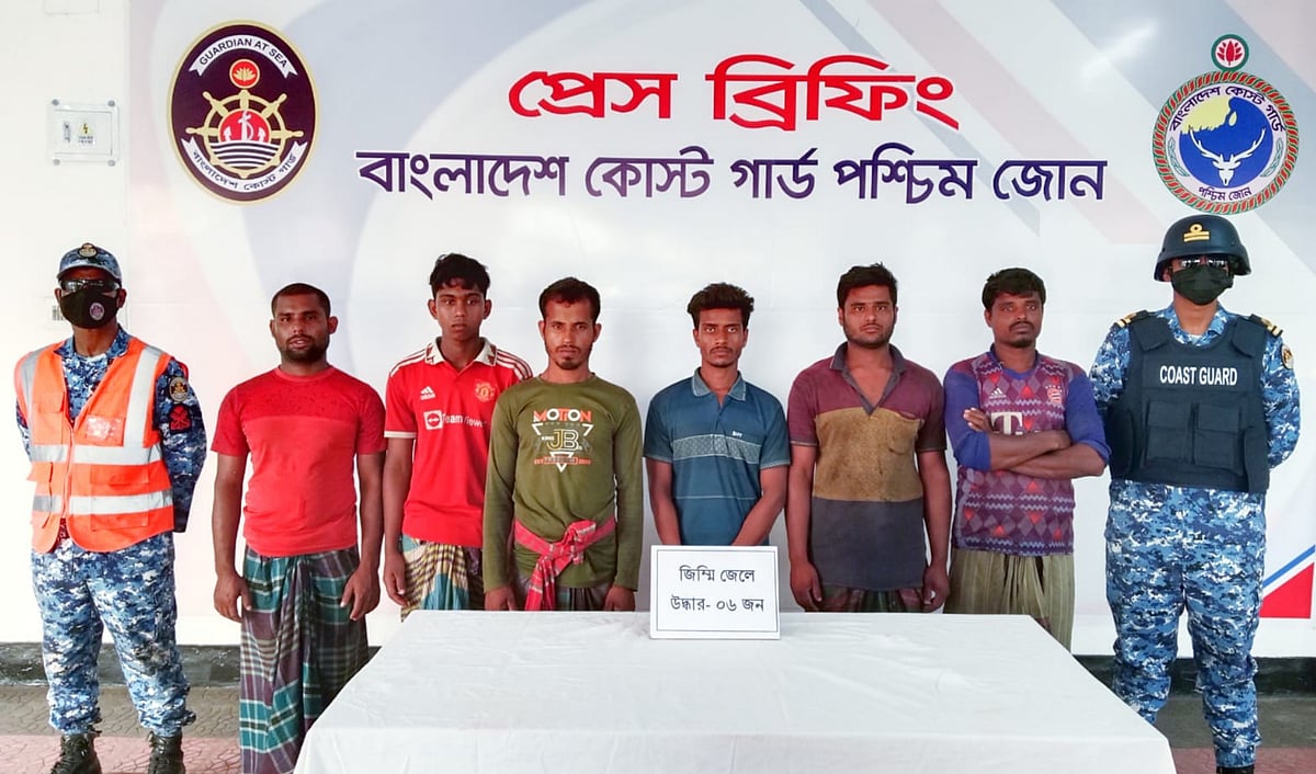 সুন্দরবনে বনদস্যুদের হাত থেকে উদ্ধার করা ছয় জেলে। মঙ্গলবার বিকেলে কোস্টগার্ড পশ্চিম জোনের কার্যালয়ে