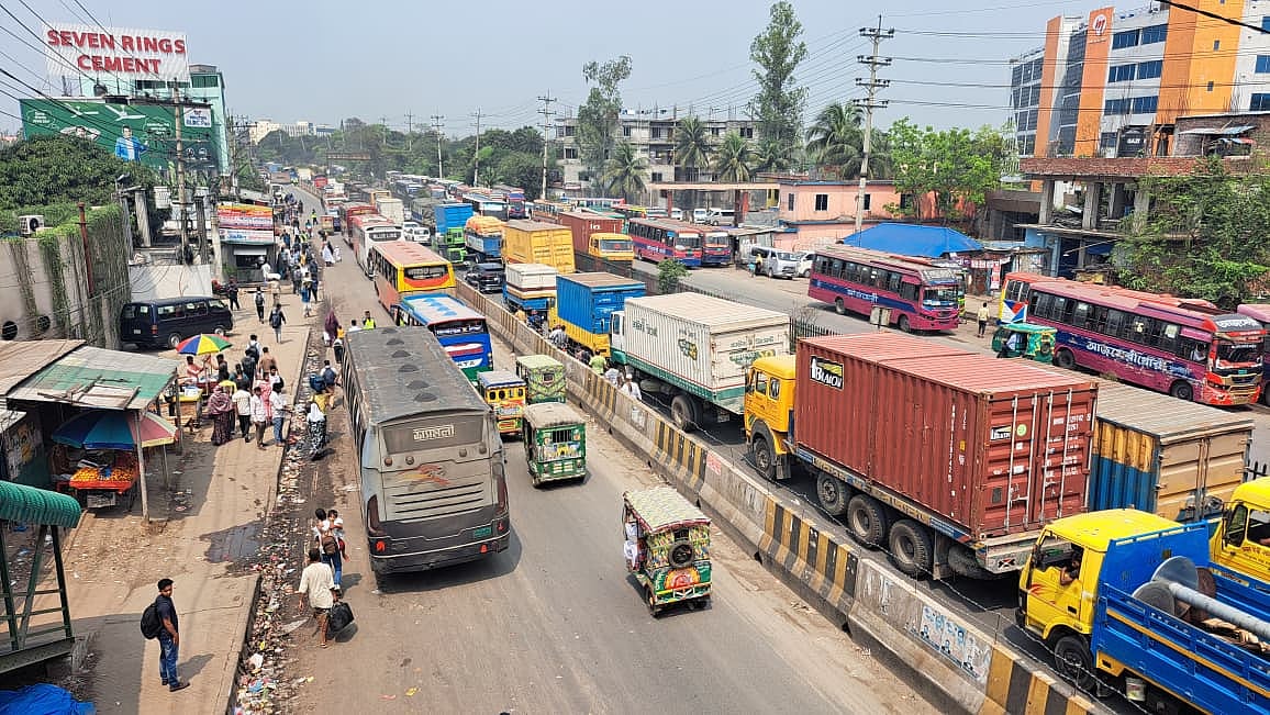 ঈদযাত্রার ছুটির প্রথম দিনেই সংকুচিত মহাসড়কে যানবাহনের চাপ। আজ মঙ্গলবার সকালে গাজীপুরের কালিয়াকৈর উপজেলার চন্দ্রা ত্রিমোড় এলাকায়