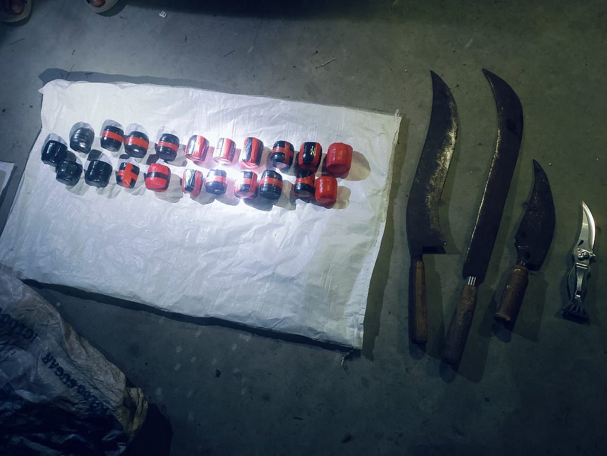 রাজশাহীতে লেবুবাগান থেকে ২১টি ককটেলসদৃশ বস্তু ও দেশি অস্ত্র উদ্ধার