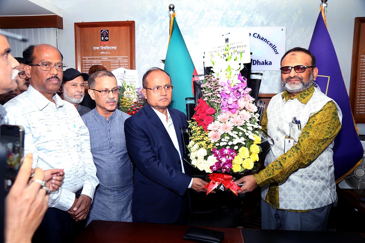 সদ্য সাবেক উপাচার্য অধ্যাপক নিয়াজ আহমেদ খান ফুল দিয়ে বরণ করে নেন নবনিযুক্ত উপাচার্য এ বি এম ওবায়দুল ইসলামকে। ১৭ মার্চ