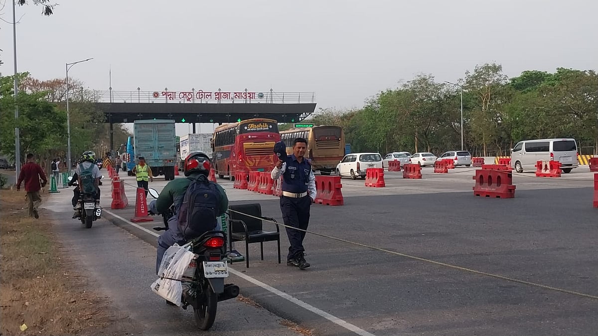 পদ্মা সেতু এলাকায় দক্ষিণের জেলার যানবাহনের চাপ বেড়েছে। তবে ভোগান্তি ছাড়াই অল্প সময়ের মধ্যে টোল পরিশোধ করে গন্তব্যের দিকে যাচ্ছে যানবাহন। আজ মঙ্গলবার সকালে মুন্সিগঞ্জের লৌহজং উপজেলার পদ্মা সেতুর মাওয়া টোল প্লাজার সামনে