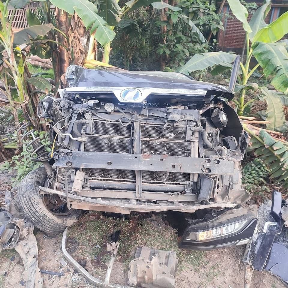 দুর্ঘটনাকবলিত গাড়ি। আজ মঙ্গলবার সকালে কুড়িগ্রাম-রংপুর মহাসড়কের কাউনিয়া বেইলি ব্রিজের পূর্ব দিকে