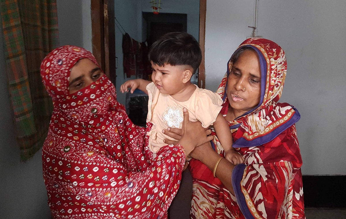 মাইক্রোবাসের চালক নাঈমের মেয়েকে নিয়ে স্ত্রী ও মা