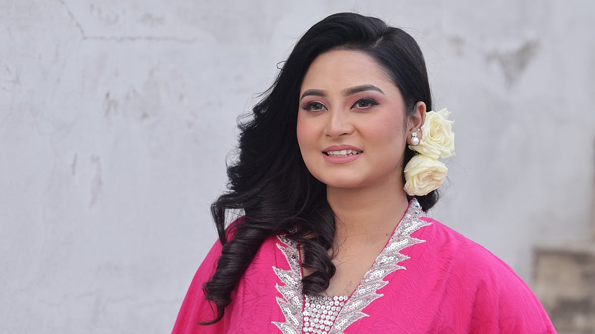 ঈদের কোন বেলা কেমন পোশাক পরবেন, সেটা যেমন ভাবনায় রাখতে হবে, তেমনি সাজেও থাকুক বিশেষ নজর