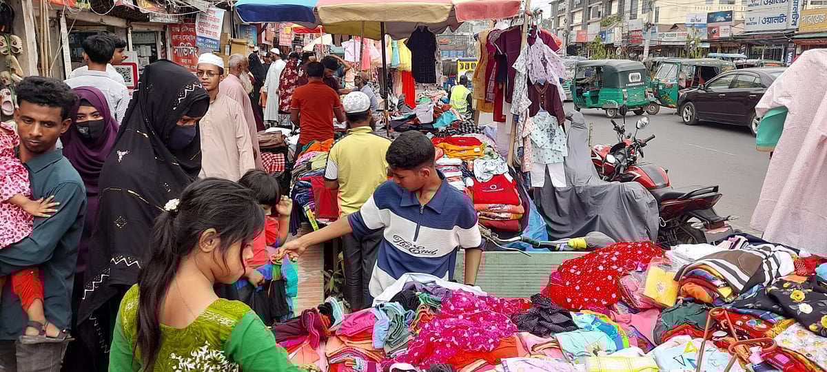 নোয়াখালী জমে উঠেছে ঈদ বাজার। শপিং মল থেকে শুরু করে ফুটপাতের দোকান, সবখানেই ক্রেতার ভিড়। গতকাল জেলা শহর মাইজদী থেকে তোলা