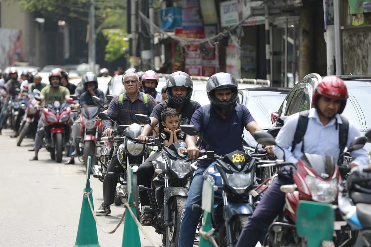 জ্বালানি তেল কেনার জন্য মোটরসাইকেল ও প্রাইভেট কারের দীর্ঘ লাইন.। ইন্টারকন্টিনেন্টাল মোড়, শাহবাগ, ঢাকা। ১৭ মার্চ
