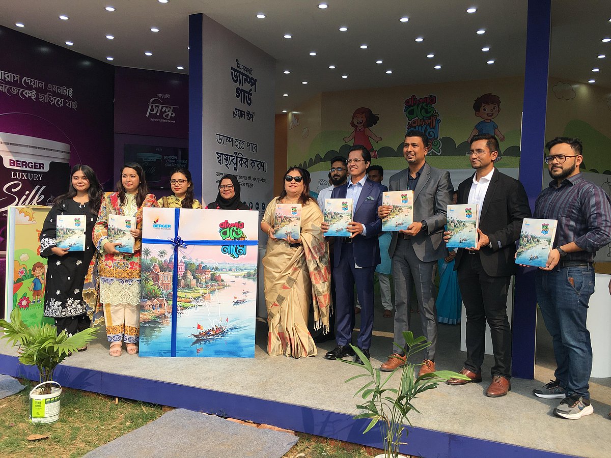 বই ও কার্যক্রমের মোড়ক উন্মোচন করেন বার্জার পেইন্টস বাংলাদেশ লিমিটেডের ব্যবস্থাপনা পরিচালক রুপালী চৌধুরী, চিফ অপারেটিং অফিসার ও ডিরেক্টর মো. মহসিন হাবিব চৌধুরী, চিফ মার্কেটিং অফিসার সালাহউদ্দিন আহমেদসহ প্রতিষ্ঠানটির ঊর্ধ্বতন কর্মকর্তারা