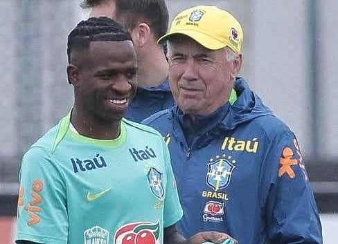 ব্রাজিল দলের অনুশীলনে কোচ কার্লো আনচেলত্তি ও ফরোয়ার্ড ভিনিসিয়ুস জুনিয়র। ছবিটি গত সেপ্টেম্বরের