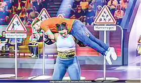 কাঁধে তুলে ৩৭ সেকেন্ডে ১০ পুরুষকে ছুড়লেন এক নারী