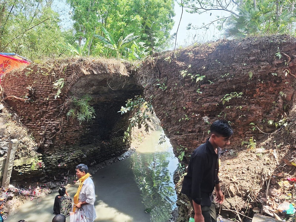 শতবর্ষী পুরোনো ইটের সেতুর পাশে বারুণী স্নানে নামেন পুণ্যার্থীরা। মঙ্গলবার দুপুরে বরিশালের উজিরপুর উপজেলার ঘন্টেশ্বর গ্রামে