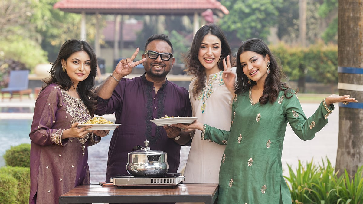 নকশার আয়োজনে নির্মাতা রায়হান রাফীর সঙ্গে প্রেশার কুকার–এর তিন অভিনেত্রী মারিয়া শান্ত, স্নিগ্ধা চৌধুরী ও নাজিফা তুষি