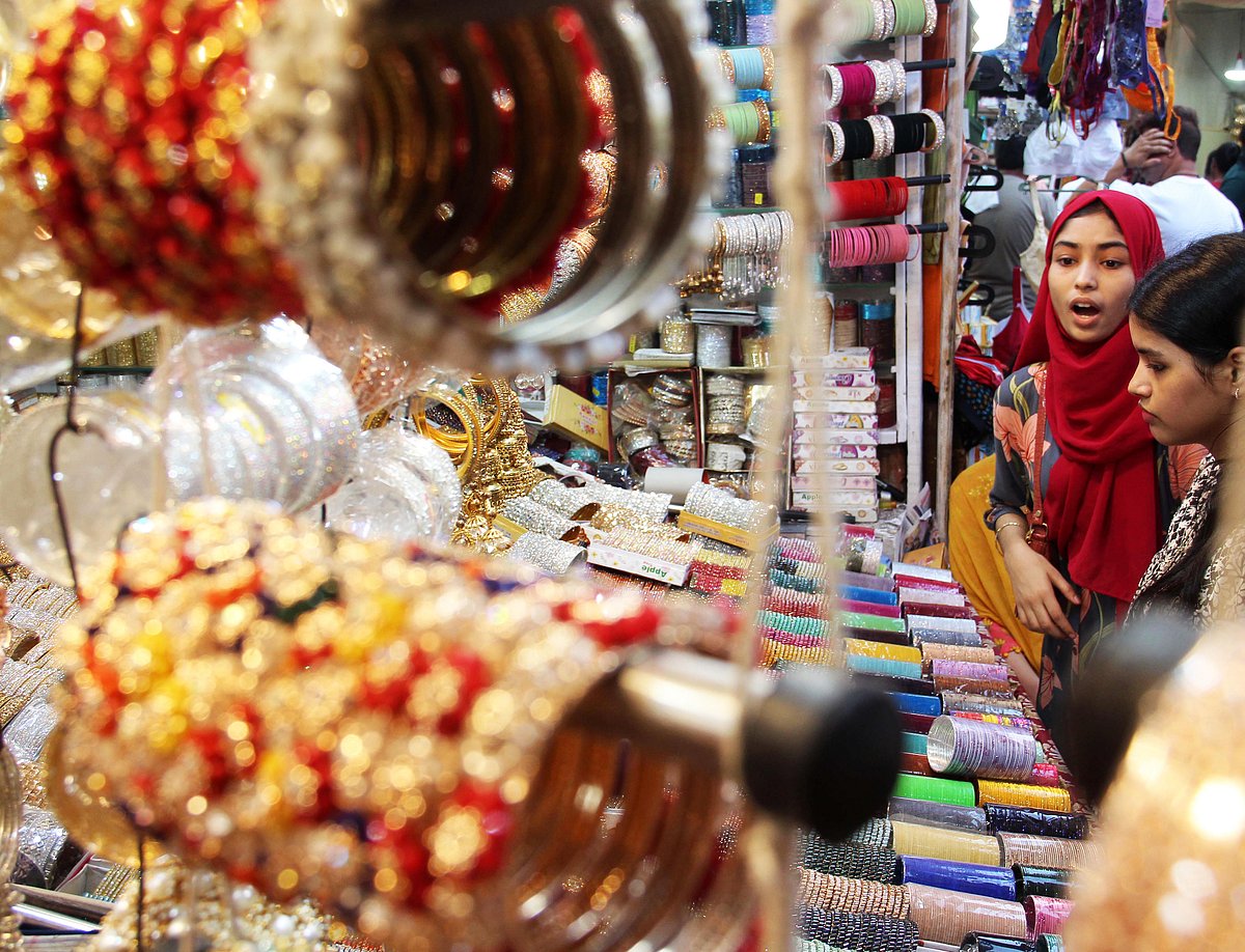 কলকাতার এন্টালি মার্কেটের একটি দোকানে পছন্দের চুড়ি খুঁজছেন তরুণীরা