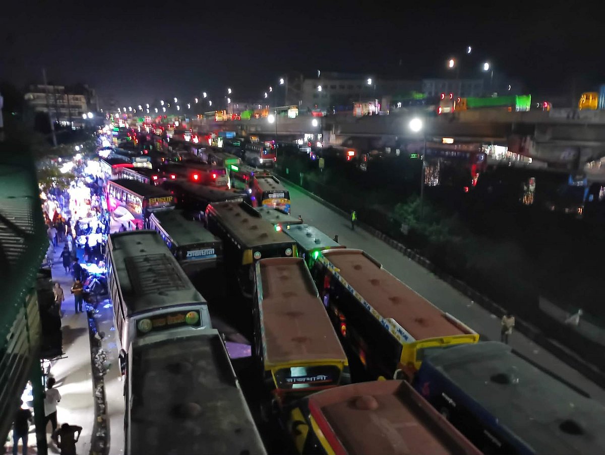 দীর্ঘ যানজট। মঙ্গলবার রাত ১০টার দিকে চন্দ্রা ত্রিমোড় এলাকায়