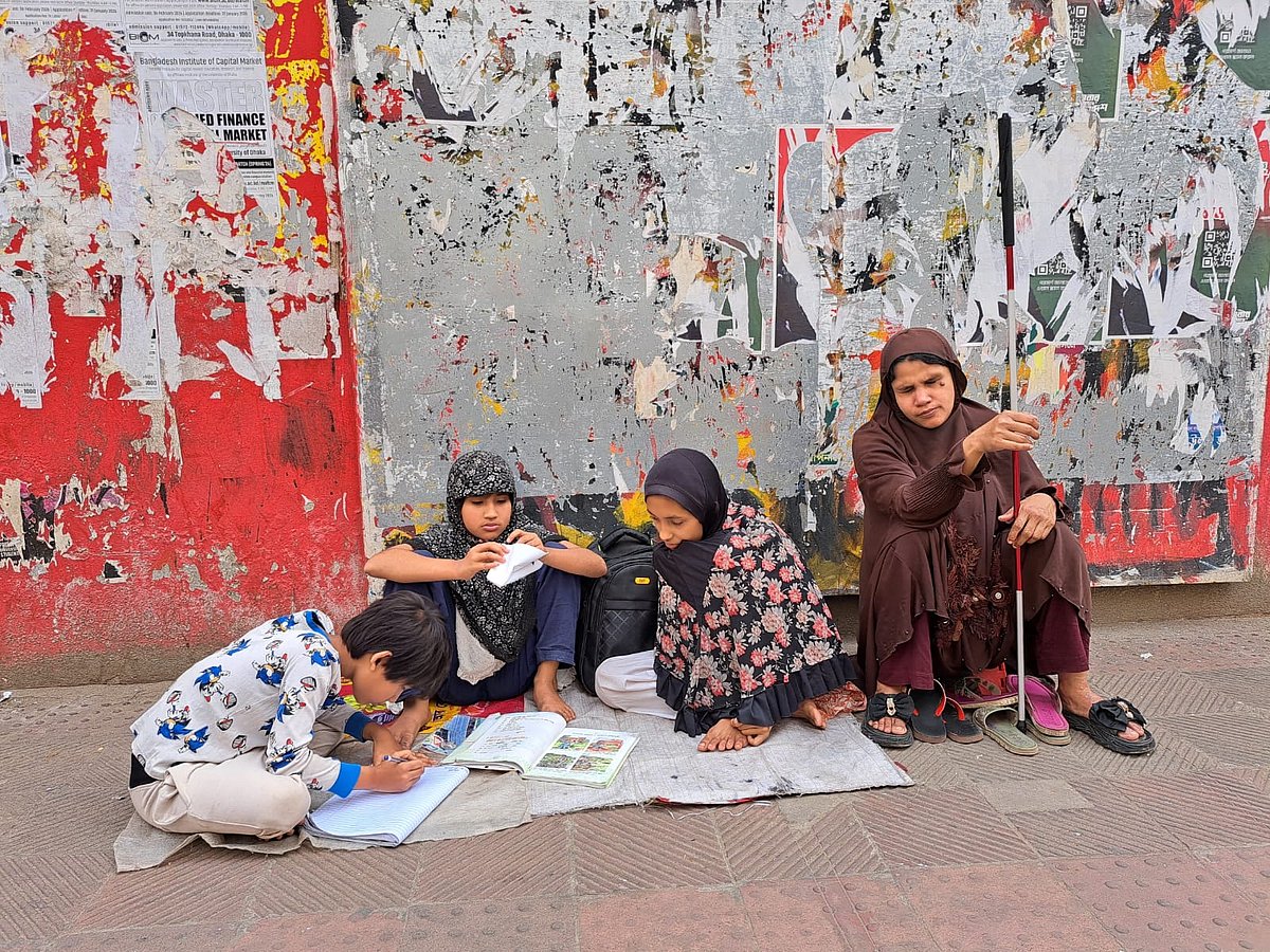 মায়ের পাশে বসে শিশু তিনটিও ফুটপাতেই তাদের পড়াশোনা চালিয়ে যায়। সম্প্রতি গুলশান–২ নম্বরে