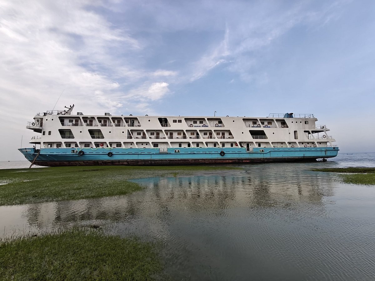 লক্ষ্মীপুরের মেঘনা নদীর ডুবোচরে আটকে পড়া লঞ্চ