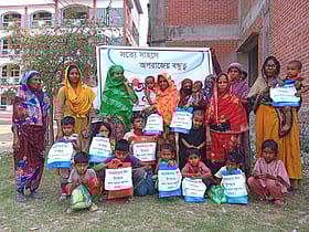 ঈদ–আনন্দ ভাগাভাগি করে নিল মোংলা বন্ধুসভা