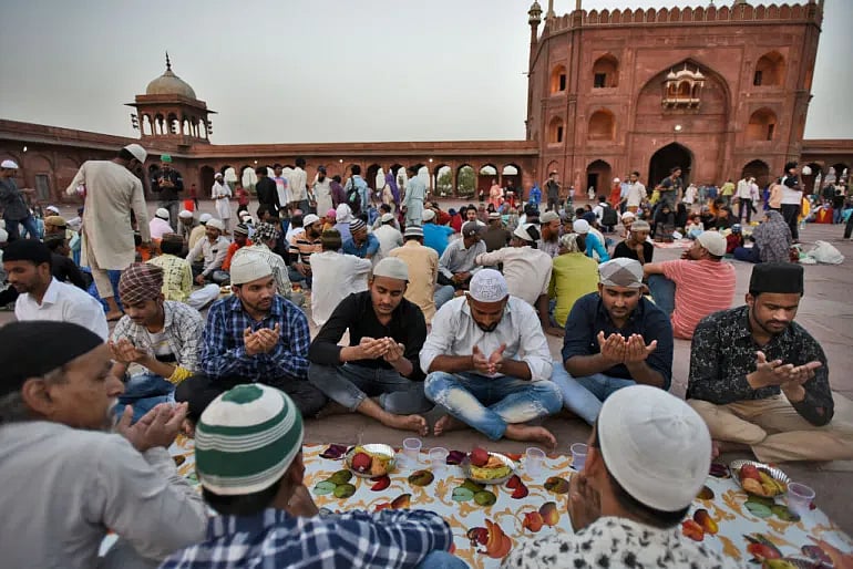 দিল্লী জামা মসজিদের সামনে ভারতীয়দের ইফতারপূর্ব প্রার্থনা