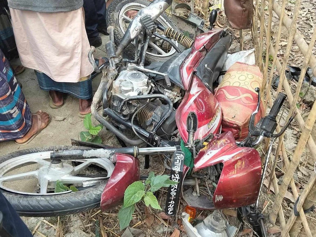মোটরসাইকেলটি ট্রাকের ধাক্কায় দুমড়েমুচড়ে যায়। আজ সকালে লালমনিরহাটের পাটগ্রাম পৌরসভার মির্জারকোট মডেল মসজিদের সামনে পাটগ্রাম-লালমনিরহাট-বুড়িমারী জাতীয় মহাসড়কে