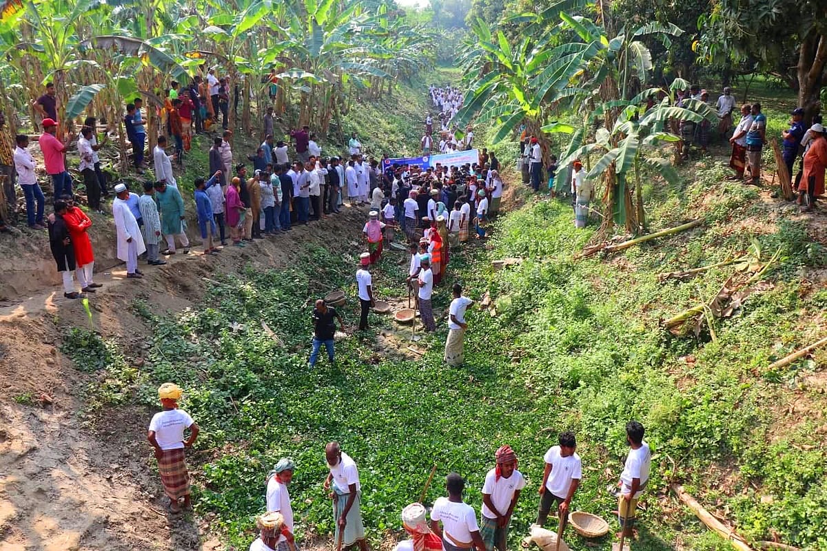 নাটোরের বড়াইগ্রাম উপজেলার মির্জা মামুদ খাল আবারও খনন করা হচ্ছে
