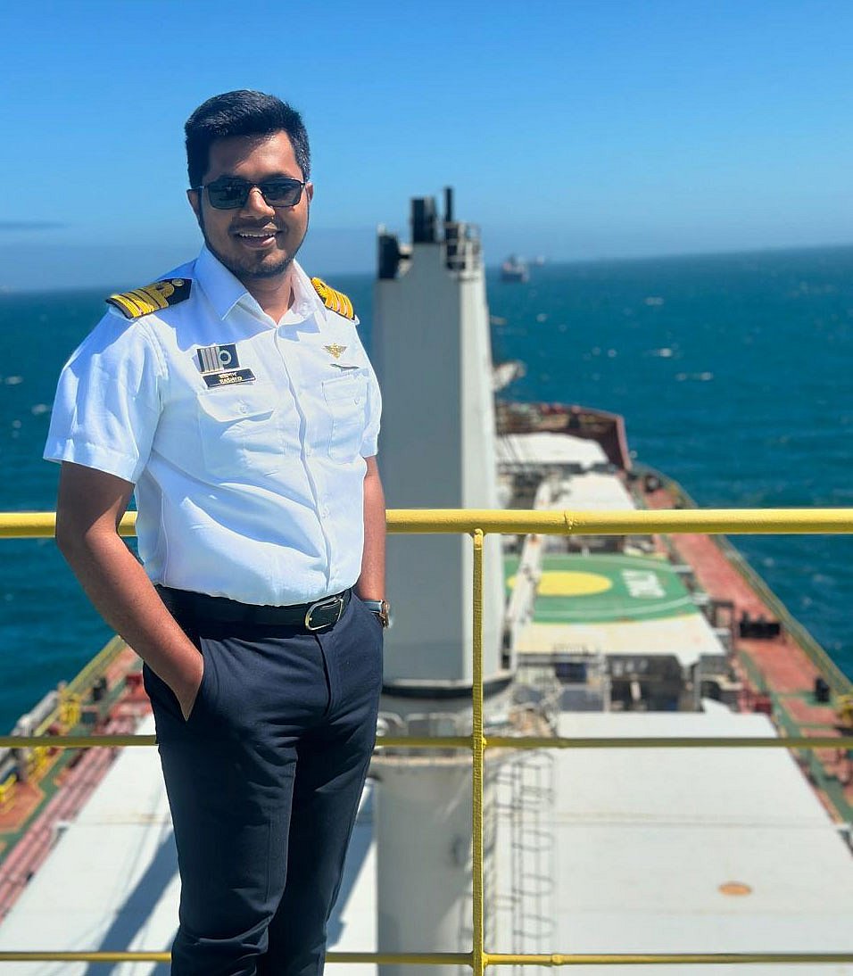 মাথার ওপর দিয়ে ঝাঁকে ঝাঁকে মিসাইল আর ড্রোন ছুটে যায়