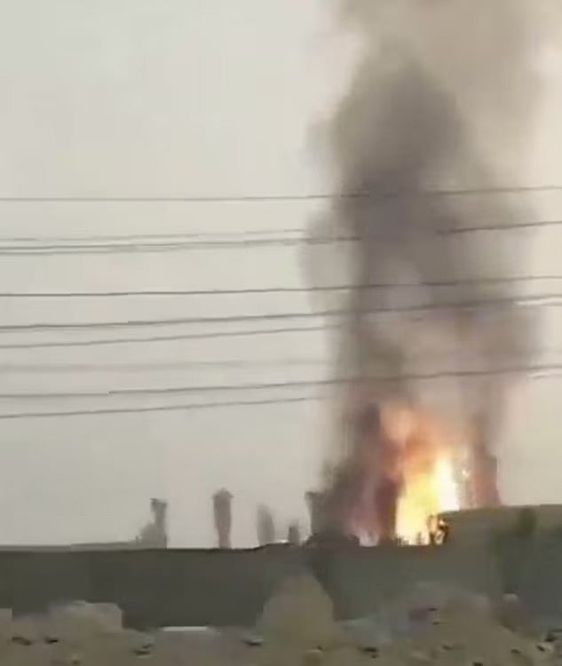 গত জুনে ইসরায়েলের হামলায় ইরানের সাউথ পার্স গ্যাসক্ষেত্রের একটি স্থাপনায় আগুন ধরে যায়। ১৪ জুন প্রকাশিত একটি ভিডিও থেকে নেওয়া 

