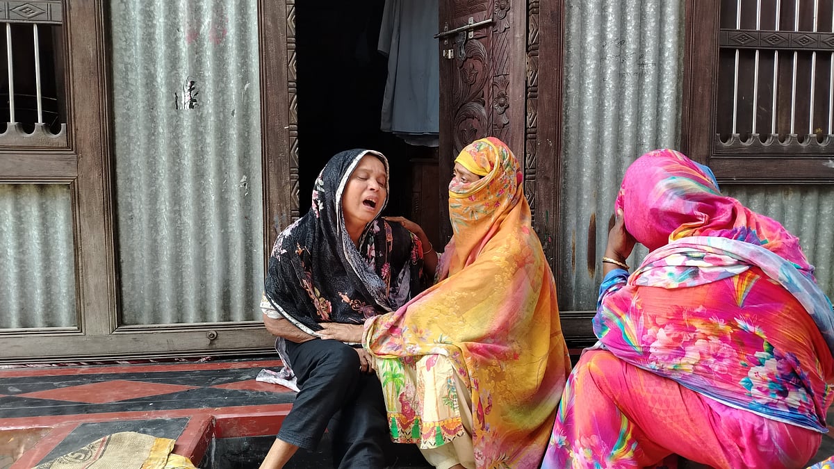 সন্তানের মৃত্যুর খবরে বিলাপ করছিলেন হবি মিয়ার মা লাকি বেগম। আজ বুধবার দুপুরে মুন্সিগঞ্জ সদরের আধারা ইউনিয়নের বকুলতলা গ্রামে