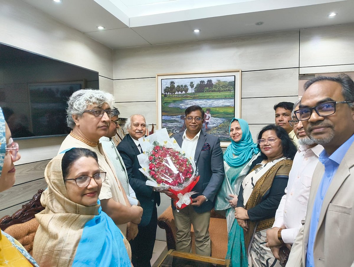 ইউজিসির নতুন চেয়ারম্যান হিসেবে দায়িত্ব নিয়েছেন অধ্যাপক মামুন আহমেদ