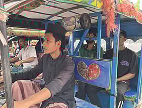 সংসারের হাল ধরতে রিকশা চালায় কিশোর আরাফাত, ছাড়তে চায় না পড়াশোনা