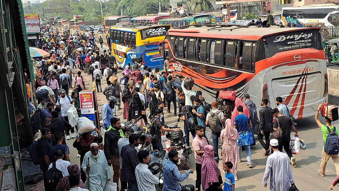 অধিকাংশ কারখানা ছুটি হওয়ায় গাজীপুরের কালিয়াকৈর উপজেলার চন্দ্রা ত্রিমোড় এলাকায় মানুষের ঢল নেমেছে। এই সুযোগে দূরপাল্লার পরিবহনগুলো আদায় করছে অতিরিক্ত ভাড়া। আজ বুধবার বেলা আড়াইটার দিকে