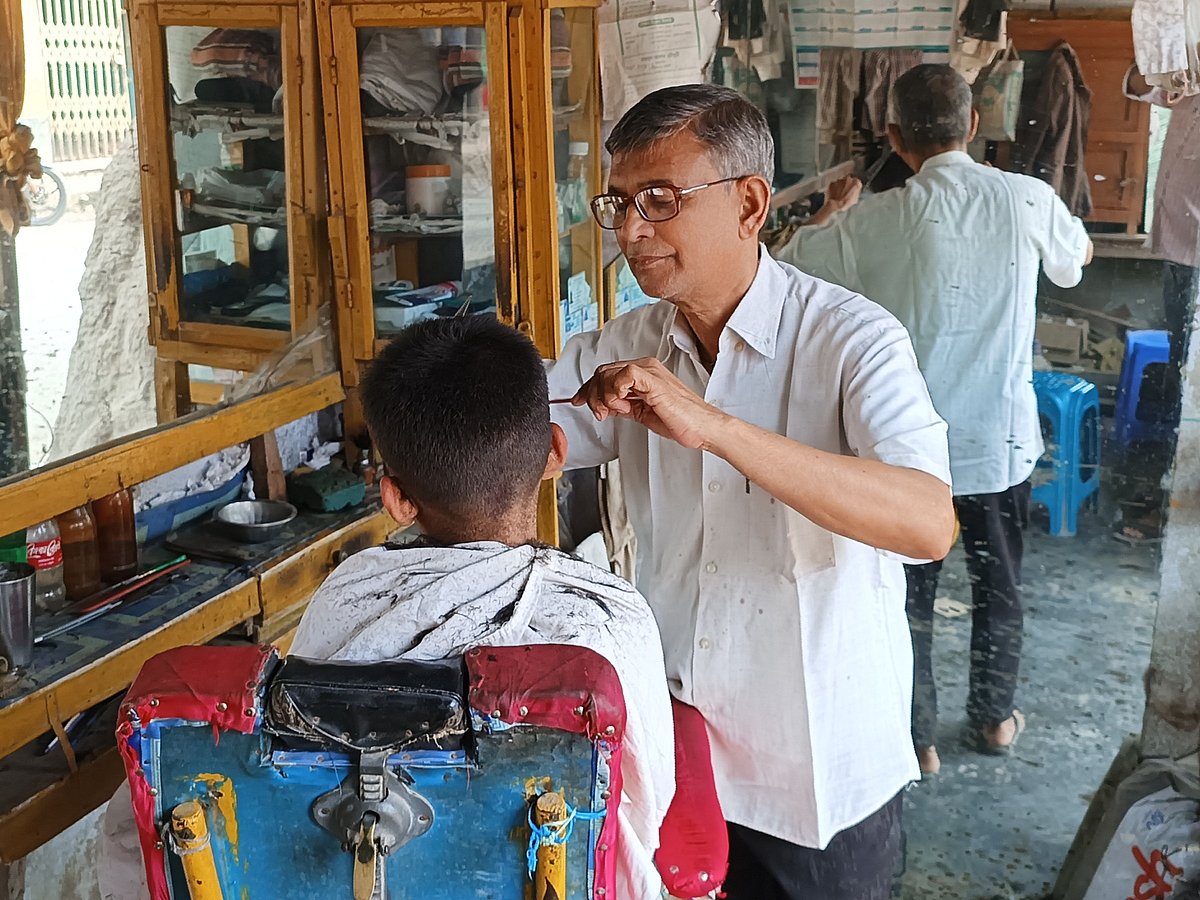 নিজের সেলুনে কাজ করছেন শংকর শীল। সম্প্রতি পাবনার বেড়া পৌর এলাকার দক্ষিণপাড়া মহল্লায়