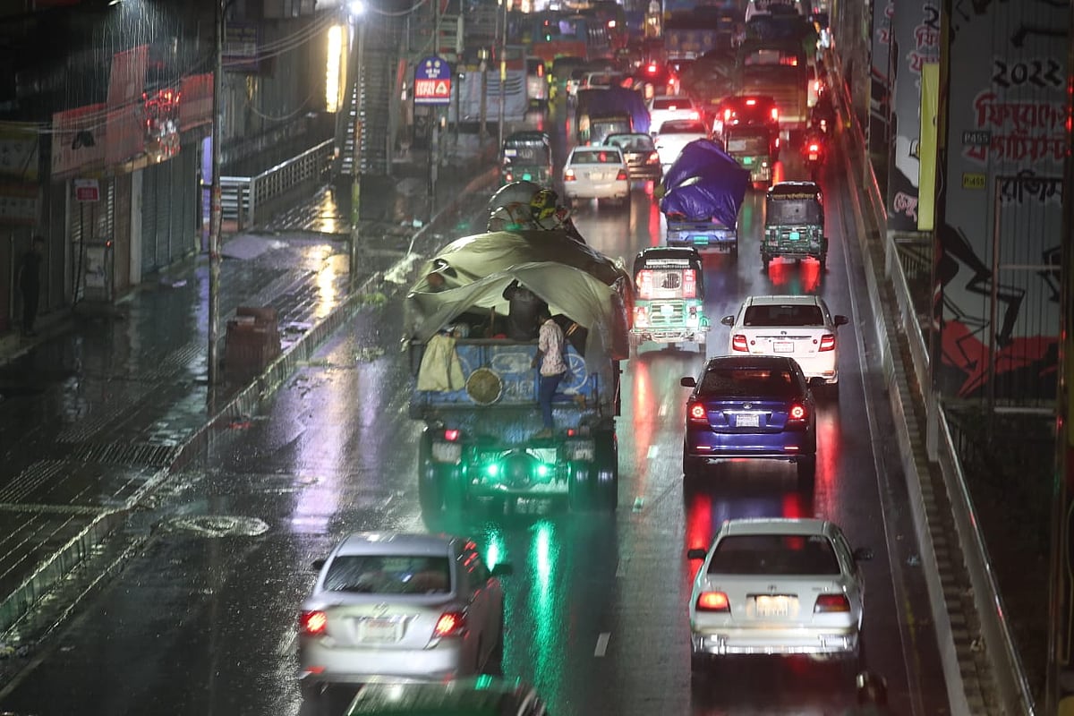রাজধানীতে বজ্রপাতের সঙ্গে ঝোড়ো হাওয়া ও বৃষ্টি । ১৮ মার্চ, ২০২৬