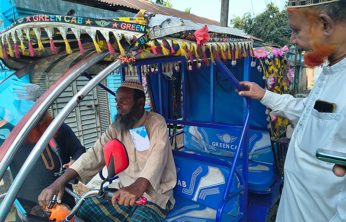 দিনাজপুরের বিরামপুরে বাংলাদেশ শ্রমিককল্যাণ ফেডারেশনের পক্ষ থেকে উপহার হিসেবে পাওয়া ইজিবাইক চালাচ্ছেন খলিলুর রহমান (৭২)। গতকাল বিরামপুর পৌর শহরে
