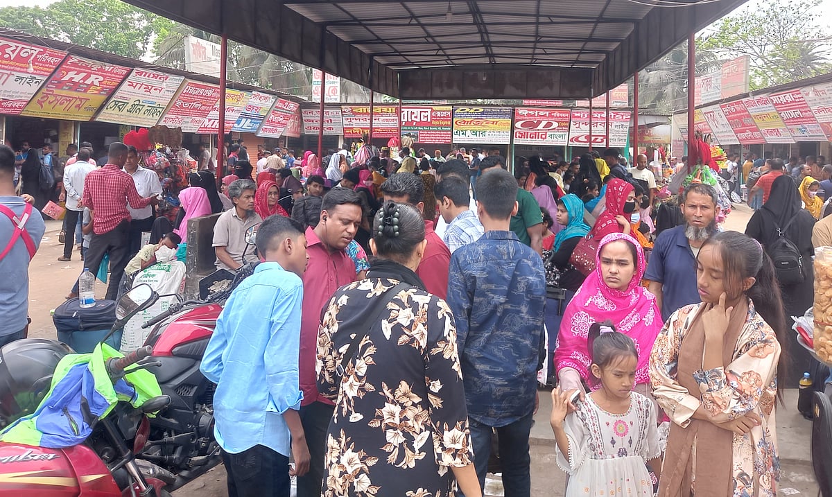 সাভারের নবীনগর দূরপাল্লার বাস টার্মিনালে অপেক্ষায় আছেন যাত্রীরা। আজ বেলা দেড়টার দিকে