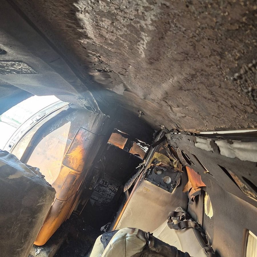 তেল আবিবের বেন গুরিয়ন বিমানবন্দরে ভূপাতিত ইরানি ক্ষেপণাস্ত্রের ধ্বংসাবশেষের আঘাতে ক্ষতিগ্রস্ত একটি বেসামরিক উড়োজাহাজ