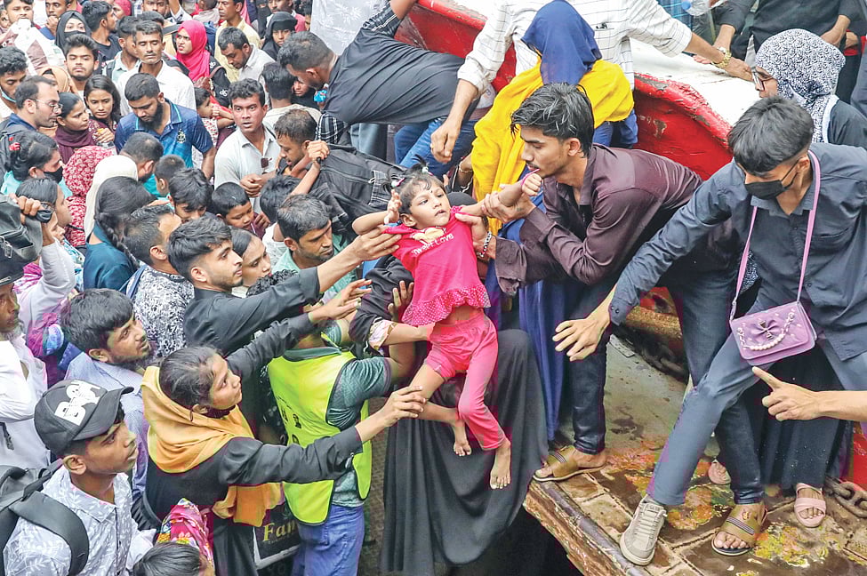 ঝুঁকি নিয়ে শিশুকে লঞ্চে ওঠাচ্ছে একটি পরিবার। গতকাল বিকেলে রাজধানীর সদরঘাট লঞ্চ টার্মিনালে