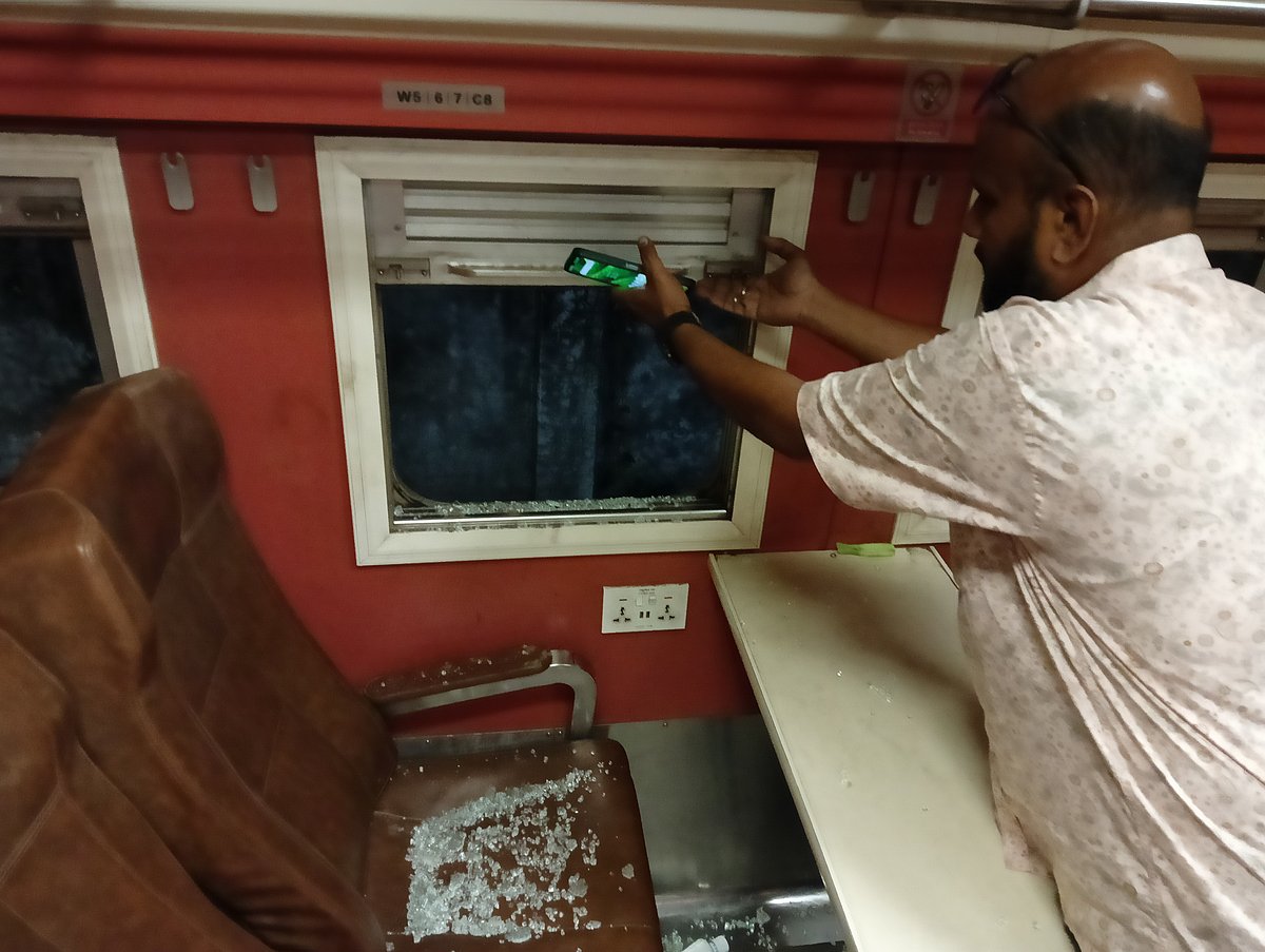 পাথরের আঘাতে ভেঙে গেছে ট্রেনের বগির কাচ