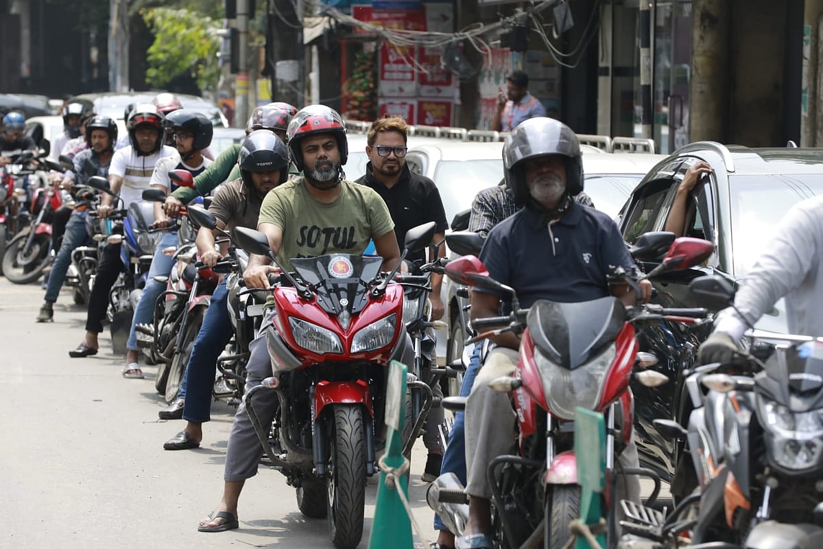 জ্বালানি তেলের জন্য যানবাহনের সারি