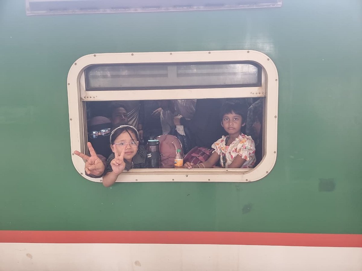 ঈদযাত্রার ষষ্ঠ দিনে স্বস্তি নিয়ে ঢাকা ছাড়ছে যাত্রীরা। ১৮ মার্চ