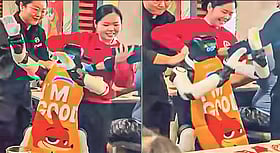 রেস্তোরাঁয় হঠাৎ রোবটের ‘নাচ’