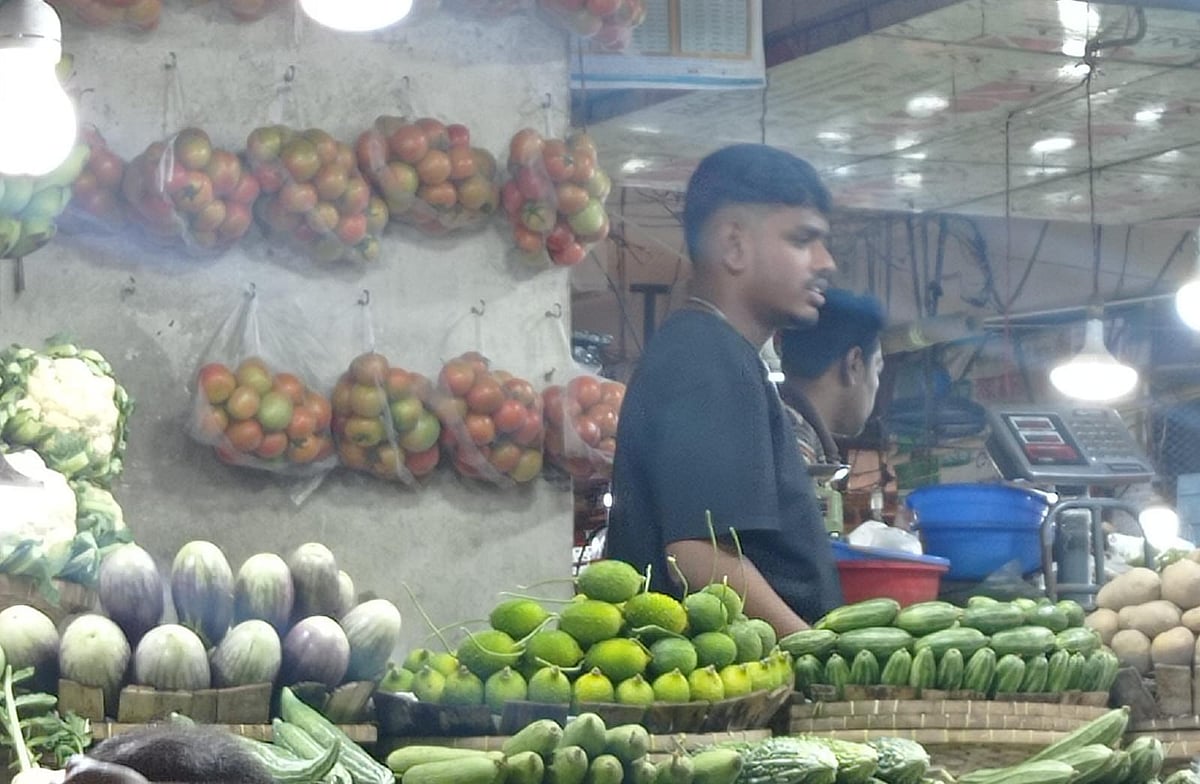 বাজারে সবজির দোকানে ঝুড়িভর্তি আগাম কাঁকরোল। প্রতি কেজির দাম চাওয়া হচ্ছে ৪০০ টাকা। আজ সকালে নগরে কাজীর দেউড়ি বাজারে