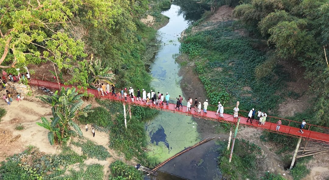 চট্টগ্রামের লোহাগাড়া উপজেলার আমিরাবাদে টঙ্কাবতী নদীর ওপর নির্মাণ করা হয়েছে  ২৩০ ফুট দীর্ঘ পদচারী সেতু। গতকাল বিকেলে তোলা