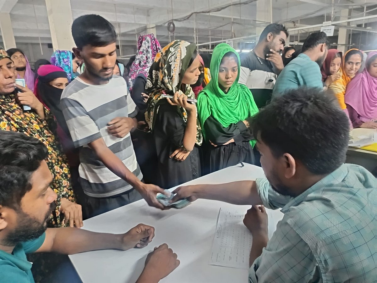 জেলা প্রশাসনের হস্তক্ষেপে পোশাক শ্রমিকদের তিন মাসের বকেয়া পরিশোধ করা হয়। আজ সকালে নগরের বায়েজিদ এলাকায় জেপি সনেট লিমিটেড কারখানায়